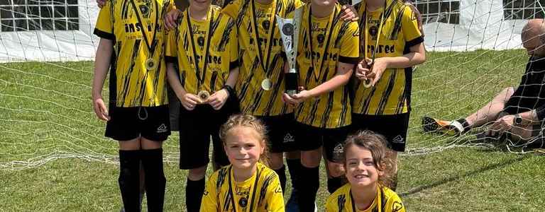 Leafield Athletic Ladies Wolves U9s team photo